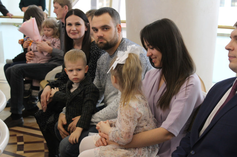 Четырём семьям из Белгородского района вручили свидетельства на получение социальной выплаты по программе «Молодая семья».