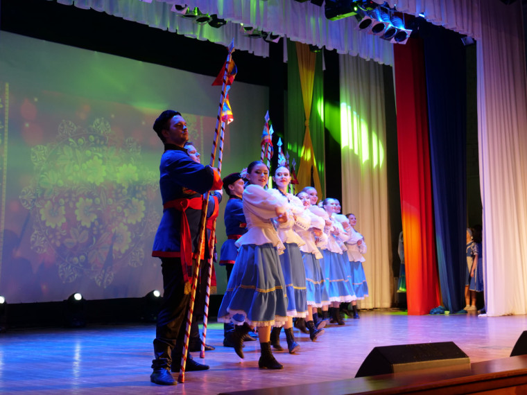 Районный концерт, посвящённый Дню защитника Отечества, прошёл в Дубовском Дворце культуры.