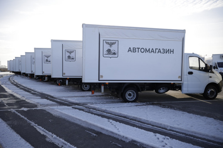 Три специализированных автомобиля для выездной торговли передали Белгородскому району.