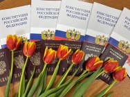 В Белгородском районе полицейские поздравили девушек, впервые получивших паспорт, весенними цветами.