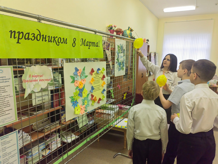 Юные жители Белгородского района участвуют в акциях и флешмобах, посвящённых Международному женскому дню.