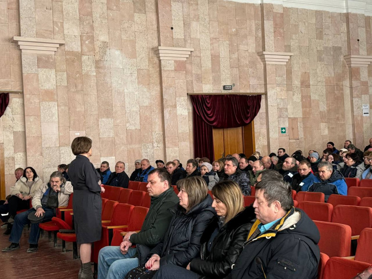 В посёлке Октябрьский прошла встреча главы администрации района с коллективом Дмитротарановского сахарного завода.