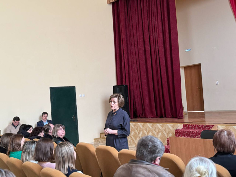 Анна Куташова встретилась с коллективом школы посёлка Октябрьский.
