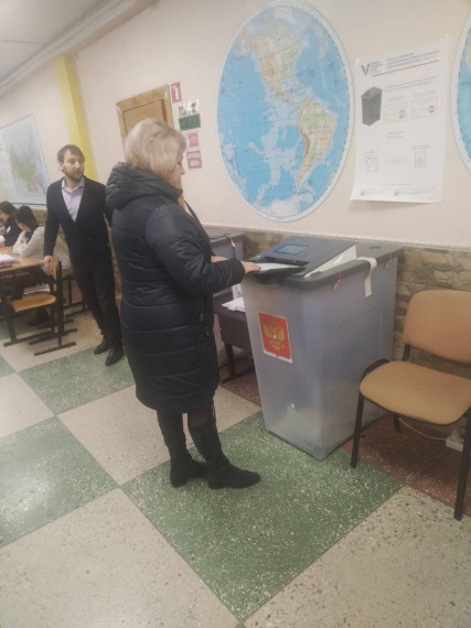 Учителя, воспитатели и врачи отдают свои голоса на выборах Президента России.