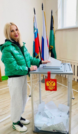 Учителя, воспитатели и врачи отдают свои голоса на выборах Президента России.