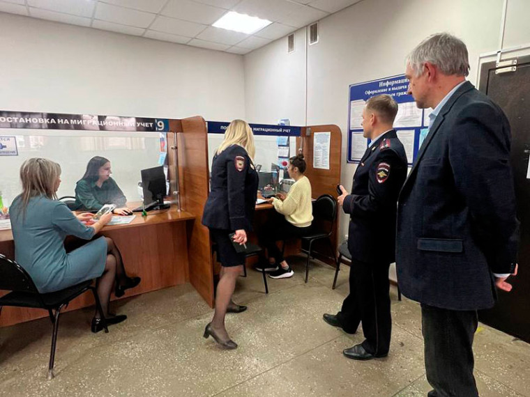 В рамках акции «Гражданский мониторинг» общественник проинспектировал работу ОВМ ОМВД России по Белгородскому району.