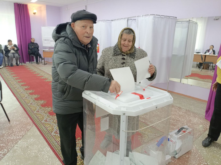 Одними из первых сегодня на свои избирательные участки пришли жители старшего поколения Белгородского района.