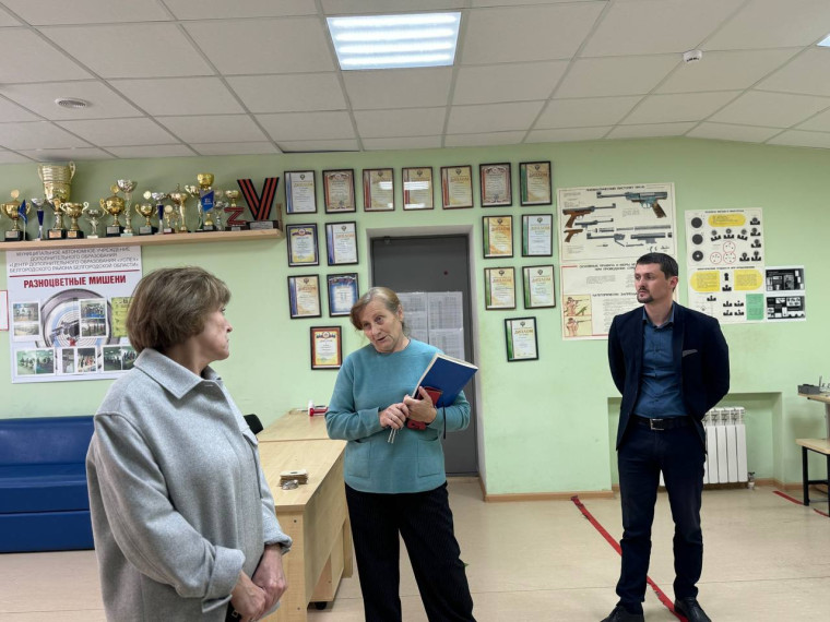 Глава администрации Белгородского района посетила конный реабилитационный центр в Беломестном.