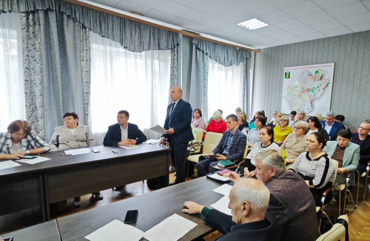 Глава администрации Белгородского района Анна Куташова провела большое совещание с директорами школ.