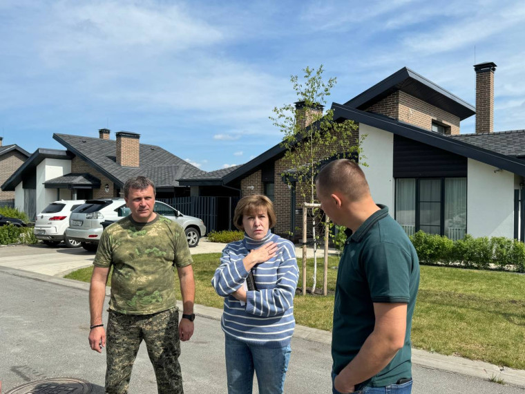 Глава администрации Белгородского района Анна Куташова посетила дома, повреждённые после обстрелов со стороны ВСУ.