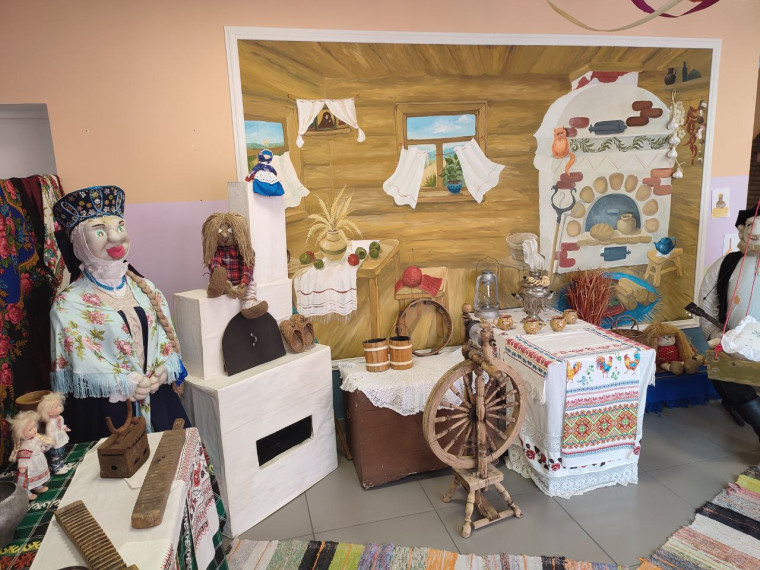 Депутат Государственной Думы Никита Румянцев вручил благодарственное письмо заведующей детского сада №32 села Стрелецкое.