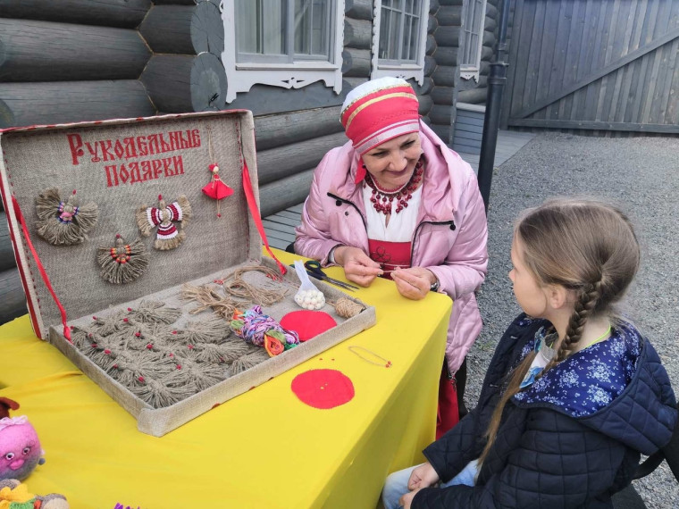 Мастера Дома ремёсел Белгородского района приняли участие в открытии выставки «Казачество – щит Отечества».