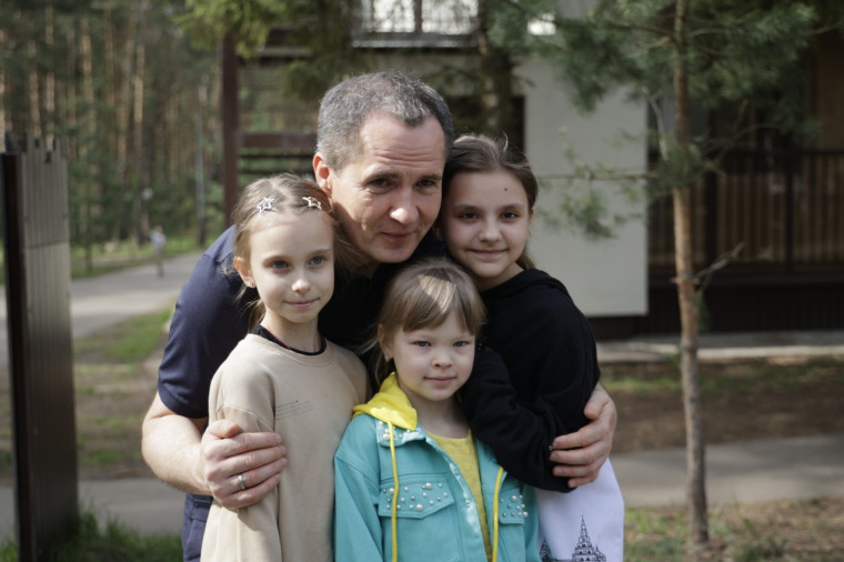 Вячеслав Гладков проведал школьников Белгородского района, которые отдыхают в других регионах.