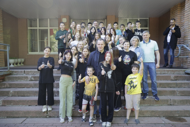 Вячеслав Гладков проведал школьников Белгородского района, которые отдыхают в других регионах.