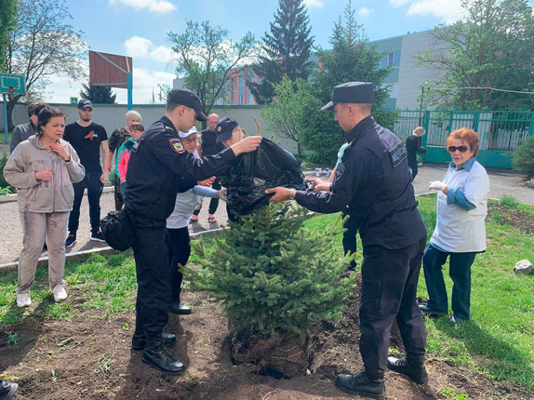 Полицейские, общественники и воспитанники центра «Расправь крылья» приняли участие в высадке деревьев на Аллее Памяти.