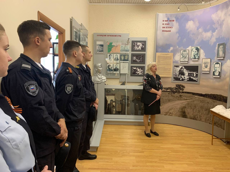 В преддверии Дня Победы сотрудники ОМВД России по Белгородскому району посетили музей партизанского движения.