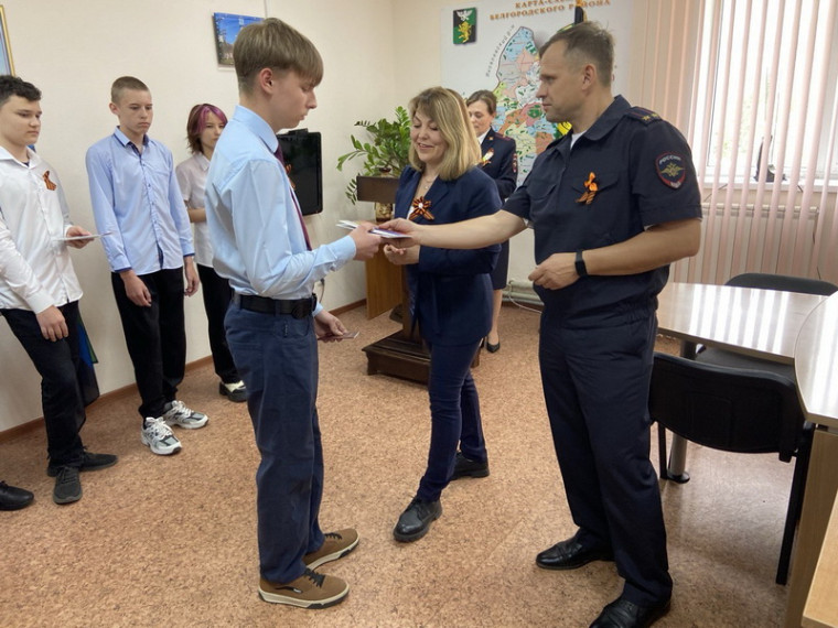 Полицейские и представители общественного совета вручили паспорта юным жителям Белгородского района.