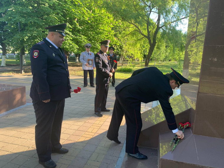 Сотрудники ОМВД России по Белгородскому району и представители общественного совета почтили память павших в годы Великой Отечественной войны.