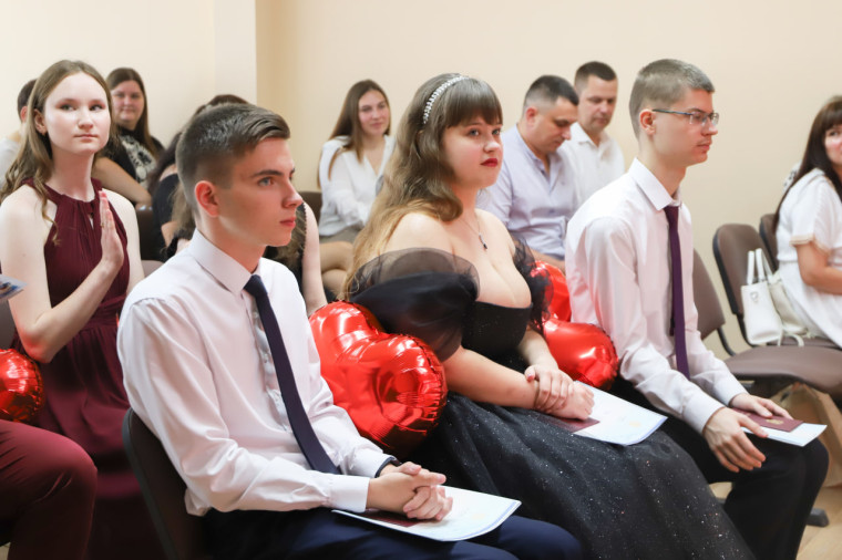 Выпускники одиннадцатых классов получили аттестаты.
