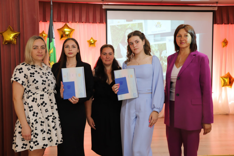 Выпускники одиннадцатых классов получили аттестаты.