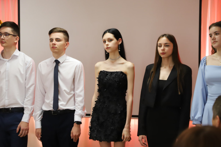 Выпускники одиннадцатых классов получили аттестаты.