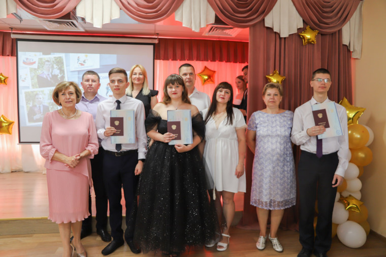 Выпускники одиннадцатых классов получили аттестаты.