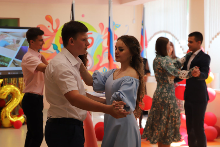 Выпускники одиннадцатых классов получили аттестаты.