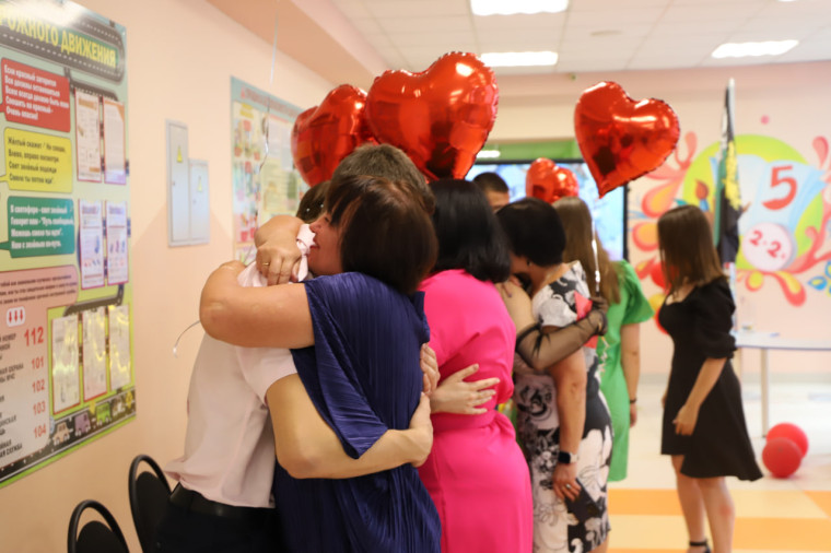 Выпускники одиннадцатых классов получили аттестаты.