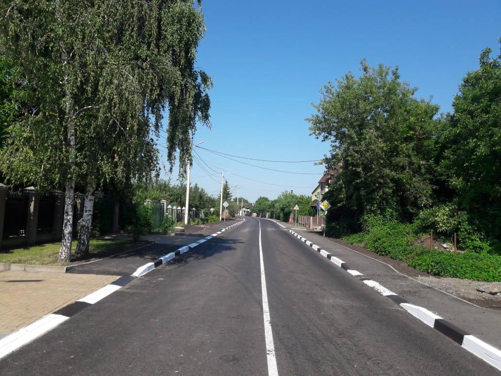 Local roads. Дорога в поселке. Администрация посёлка Северный Белгородского района. Посёлок Северный Белгородская область. Фото дороги в поселке.