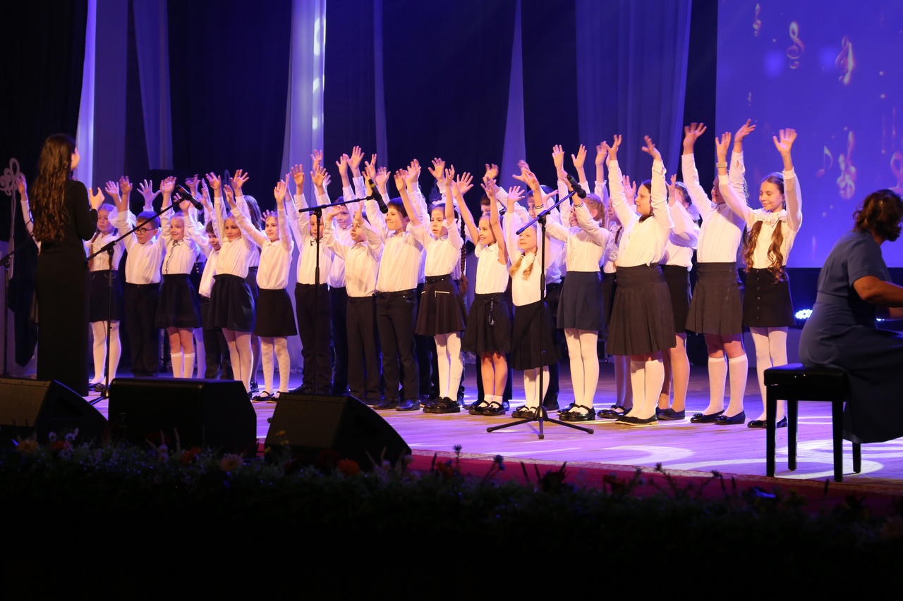 Группа из 10 школьников. Концерт в школе. Награждение для детей летняя школа. Тирасполь вручение медалей выпускникам 2023 году. Концерт как часть образования.